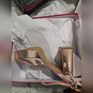 A new Rose gold Vince Camuto  Platform Pump